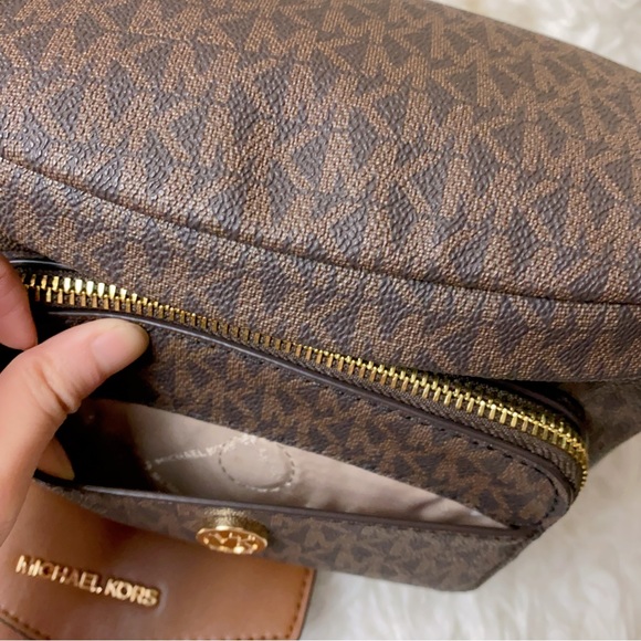 Michael Kors Maisie Large Logo 2-in-1 Sling Pack - Picture 4 of 14